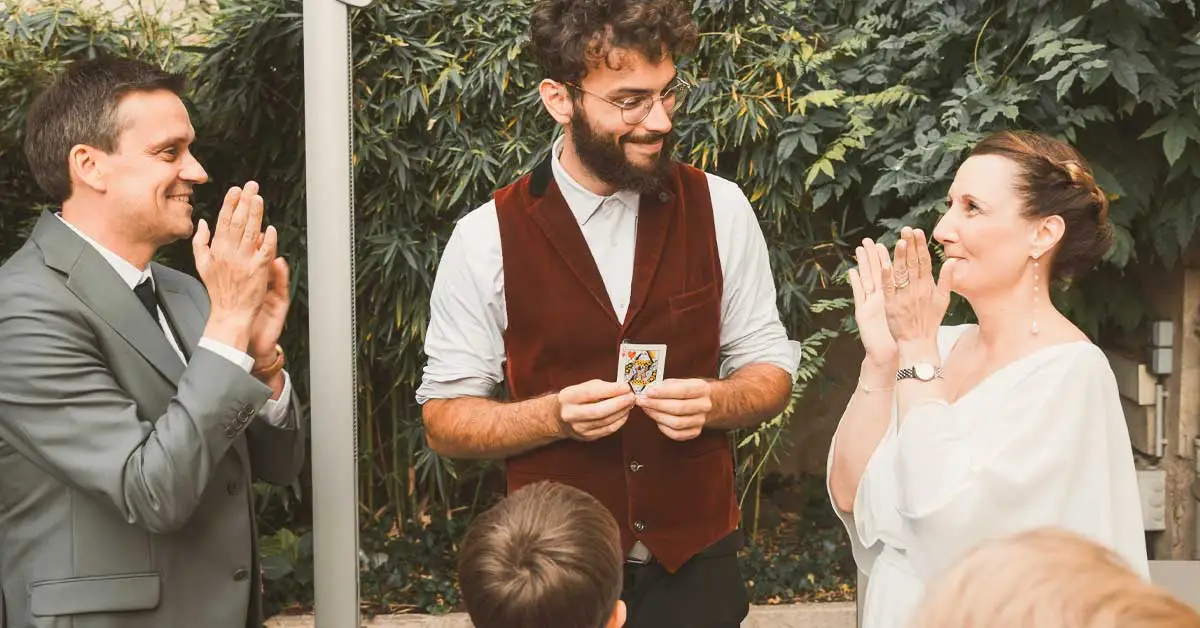 Sebastien Pieta, le magicien, se fait applaudir par les mariés durant un spectacle en Moselle