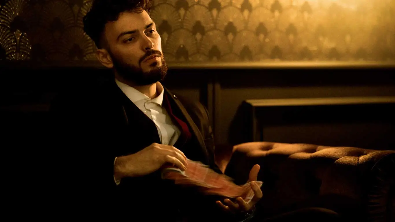 magicien professionnel sebastien pieta jouant avec un jeu de carte