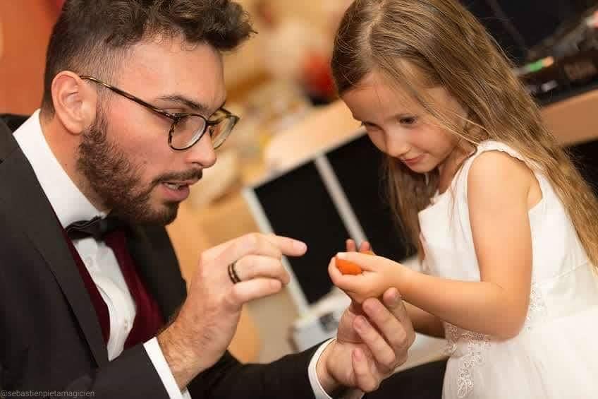 Sebastien ¨Pieta qui fait un tour de magie a un enfant 