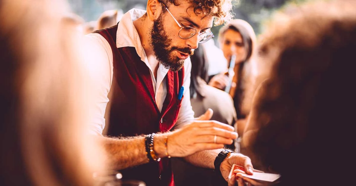Le magicien close-up Sébastien Pieta réalisant un show de prestidigitation à Villerupt