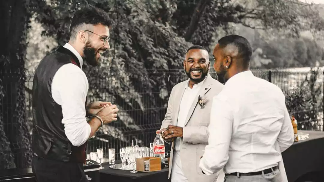Sébastien Pieta qui fait rire des convives à un mariage