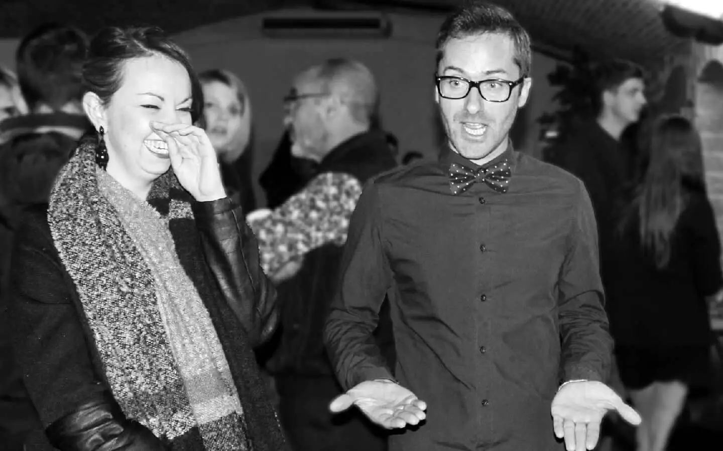 Durant un spectacle de magie pour un anniversaire à Nancy, deux spectateurs sont émerveillées 