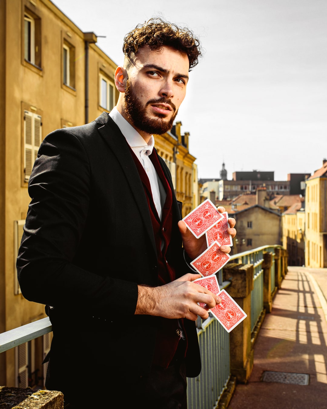 Un magicien pro qui fait une coupe de carte artistique 