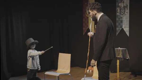 Un apprenti magicien jette un sort magique au magicien Sebastien Pieta durant un spectacle de magie au Luxembourg