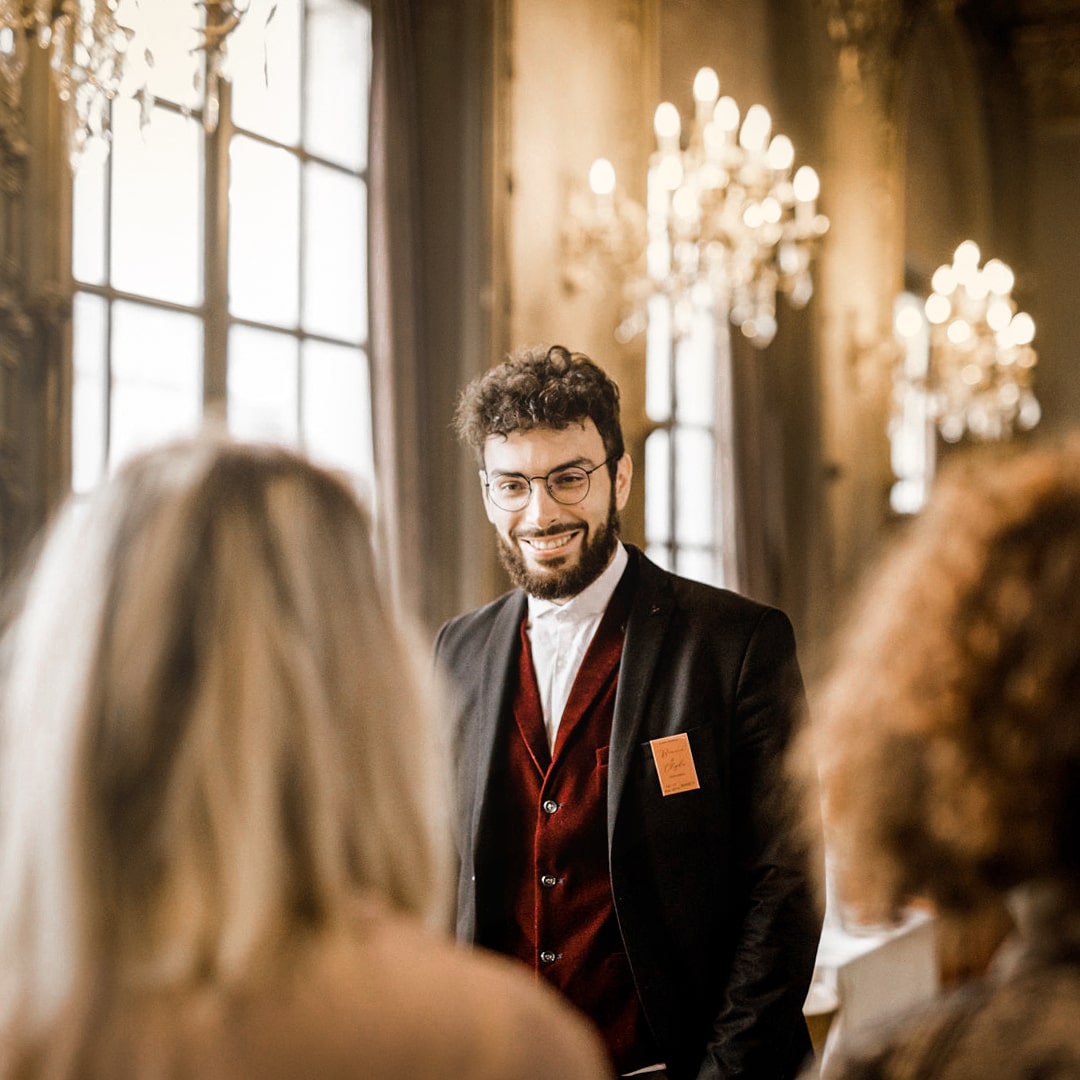 Sebastien qui intervient dans un evenement d'entreprise et qui fais rire deux femmes 