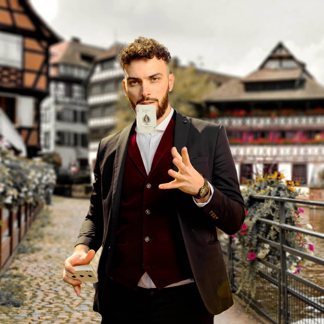 Sébastien Pieta a Strasbourg dans le quartier petite France qui fait léviter une carte.