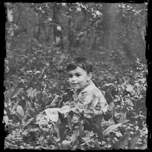 Jeune Sébastien dans les feuillages