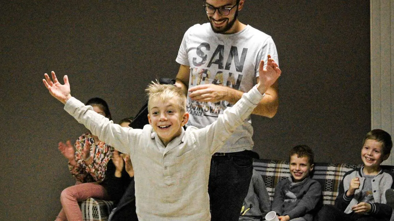 Des enfants sont joyeux durant un spectacle de magie à Metz