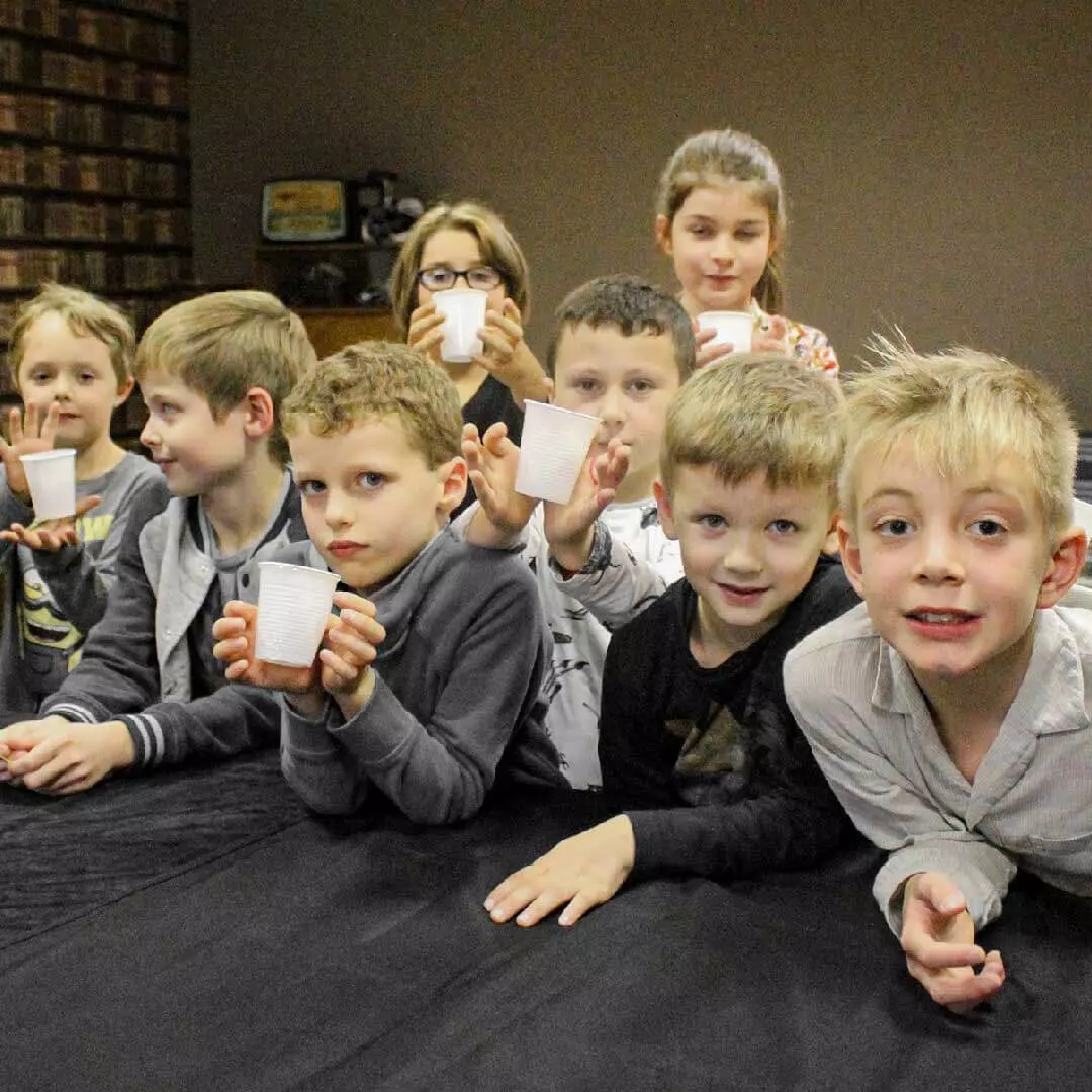 Un groupe d'enfants en périscolaire viennent d'assister à une semaine d'ateliers magie avec le magicien Sebastien Pieta