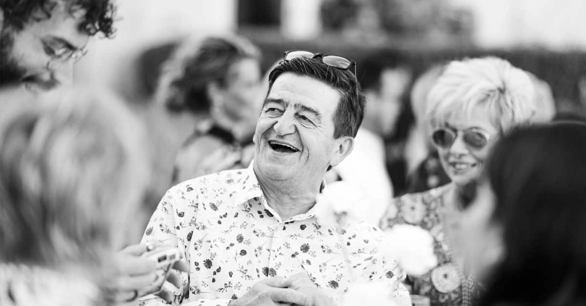 Sébastien Pieta réalise un spectacle de magie à domicile durant un anniversaire à Paris, dans l'Île-de-France de la France