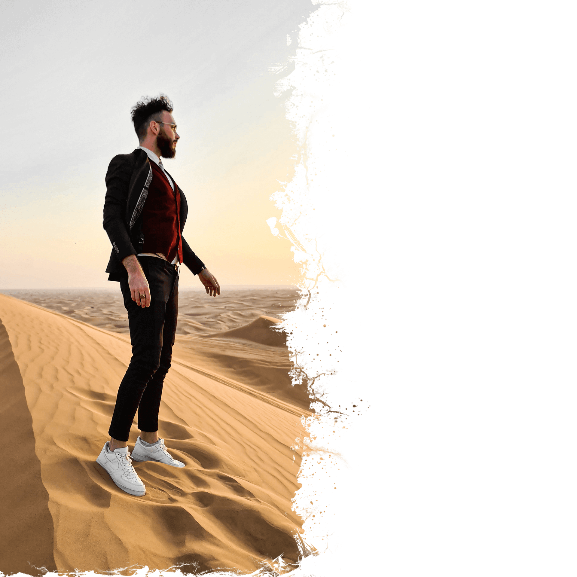 Sébastien Piéta le magicien debout sur une étendue de sable au milieu du desert de Dubaï