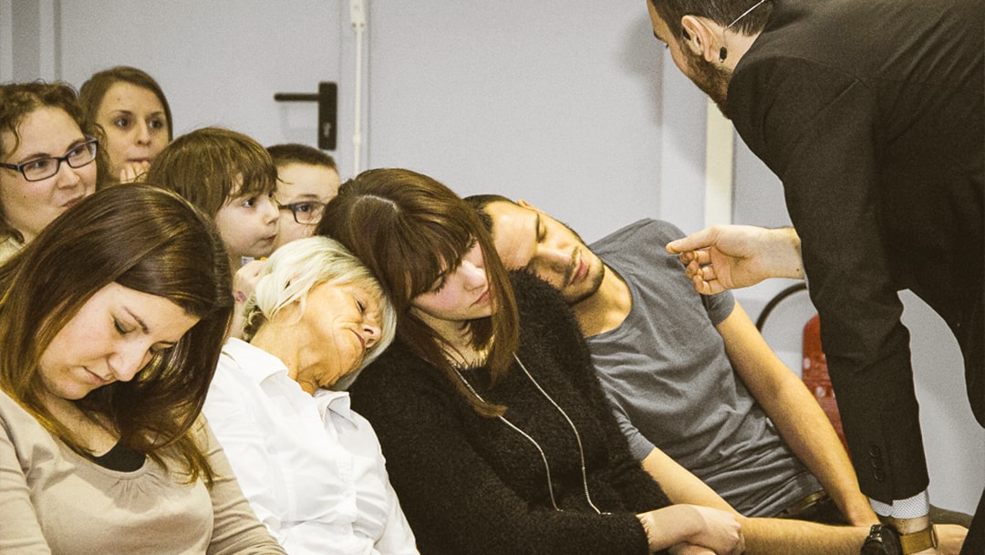 Sébastien Pieta qui hypnotise des personnes.
