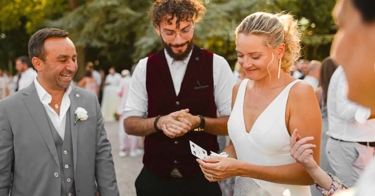 Sebastien Pieta, le magicien, fait un spectacle de magie durant le vin d'honneur en extérieur dans un mariage en Moselle