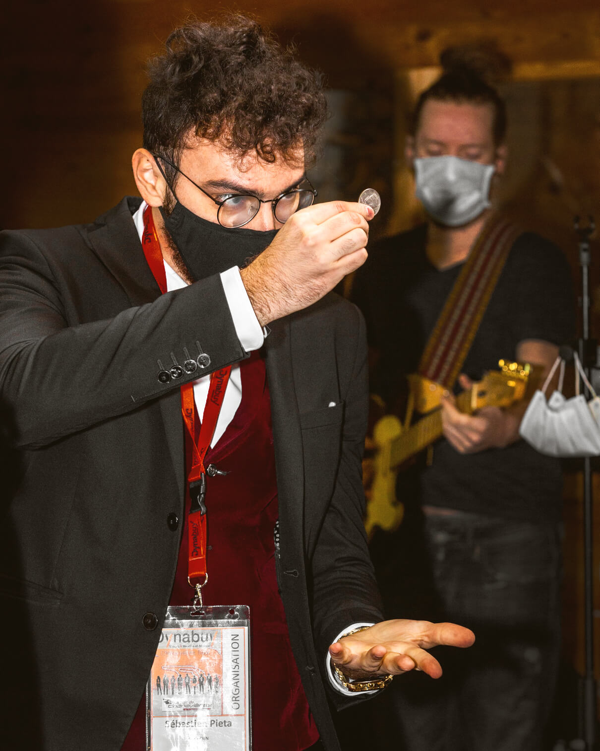 Sebastien Pieta qui fait un tour de magie avec une piece