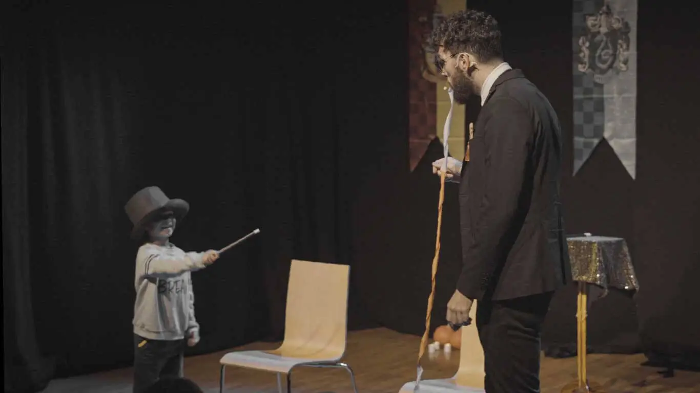 Un apprenti magicien jette un sort magique au magicien Sebastien Pieta durant un spectacle de magie au Luxembourg