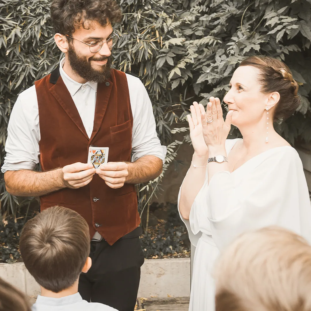 Une mariée qui applaudit le tour de magie de Sébastien Pieta 