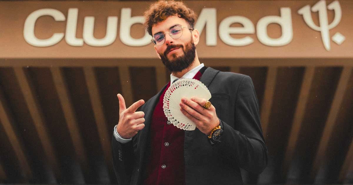 Sebastien Pieta, le magicien Mosellan se tient debout devant l'entrée du ClubMed