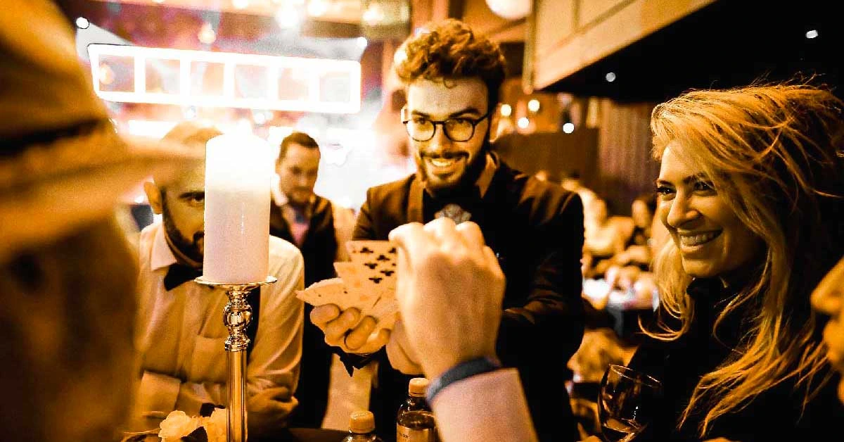 Le magicien professionnel Sebastien Pieta fait un tour de magie à des spectateurs surpris dans un événement d'entreprise dans l'Île-de-France de la France, proche de Dunkerque
