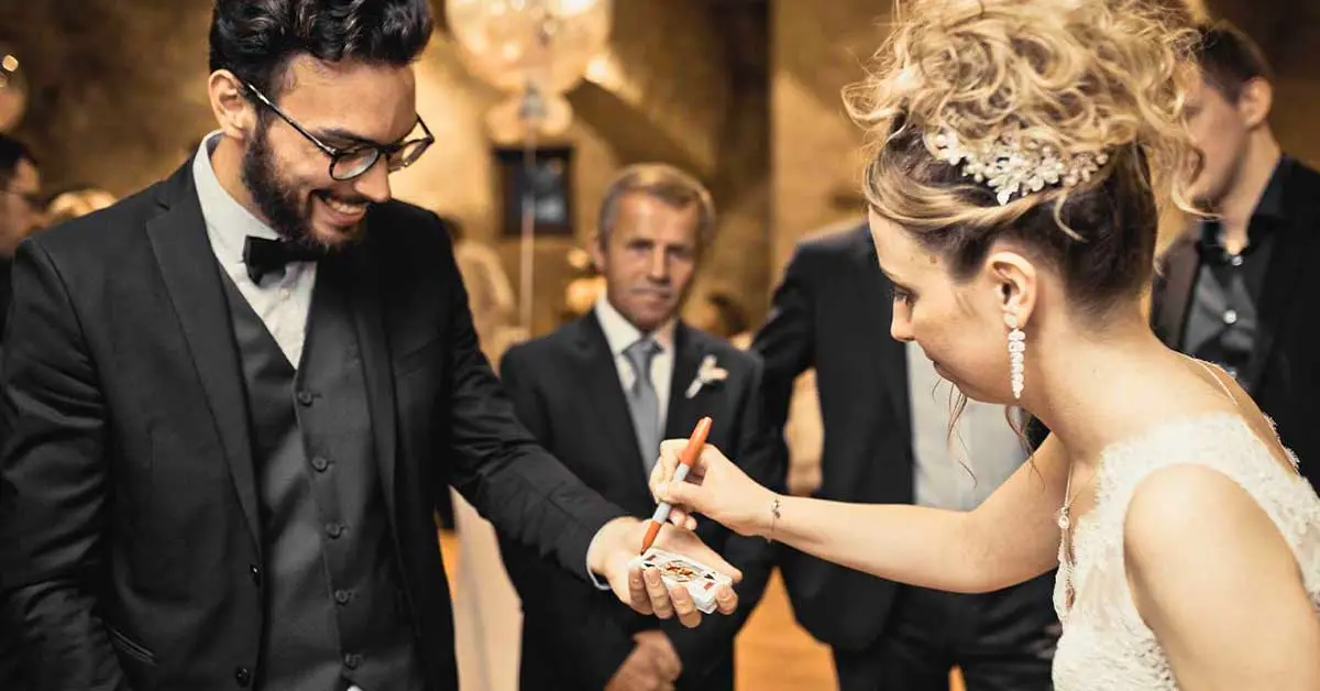 Sebastien Pieta, le magicien, fait un spectacle de magie durant le vin d'honneur d'un mariage en Lorraine