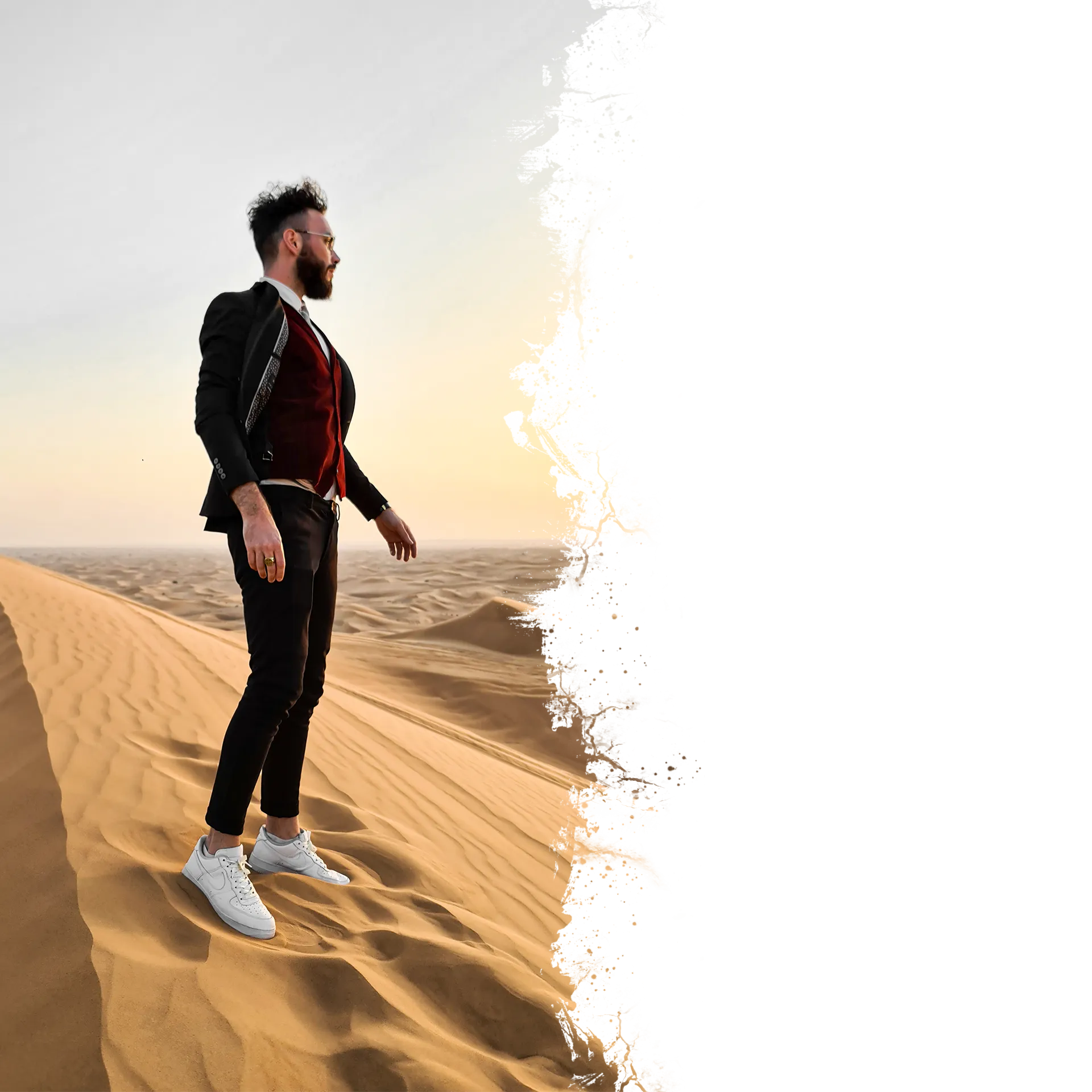 Sébastien Piéta, le magicien, debout sur le sable et regardant au loin