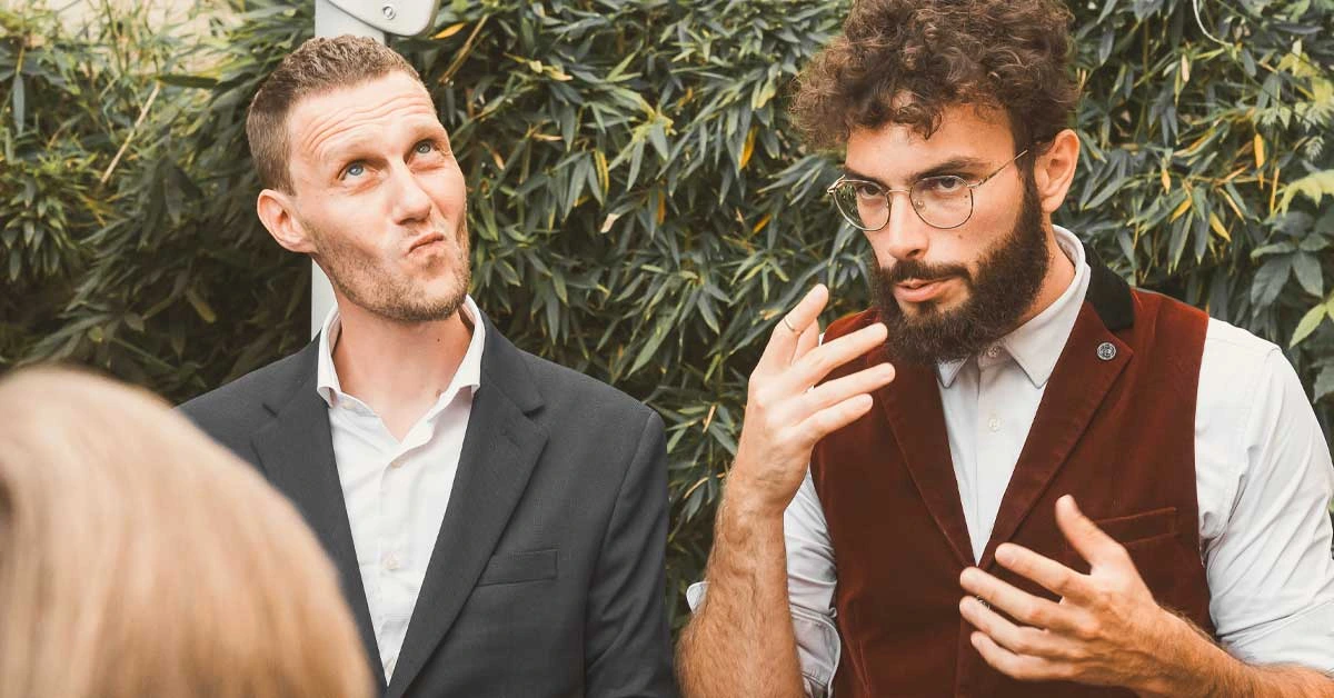 Sébastien Pieta réalise un spectacle de magie à domicile durant un anniversaire à Metz, le spectateur fait une grimace, impressionné par les tours de magie de Sebastien