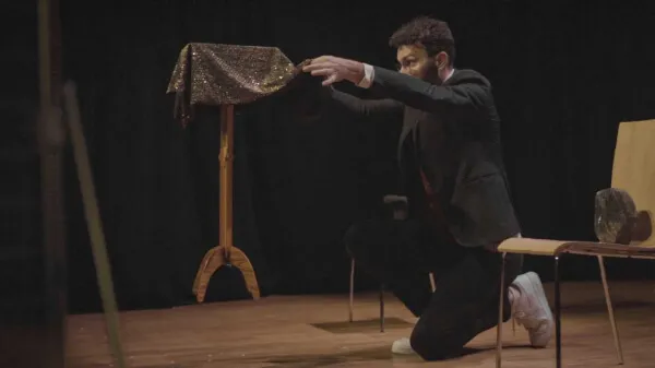 Sebastien Pieta fait léviter une table durant un spectacle de magie pour enfants au Luxembourg