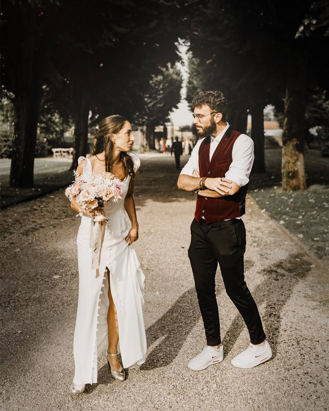 Sébastien Pieta qui parle avec une mariée 