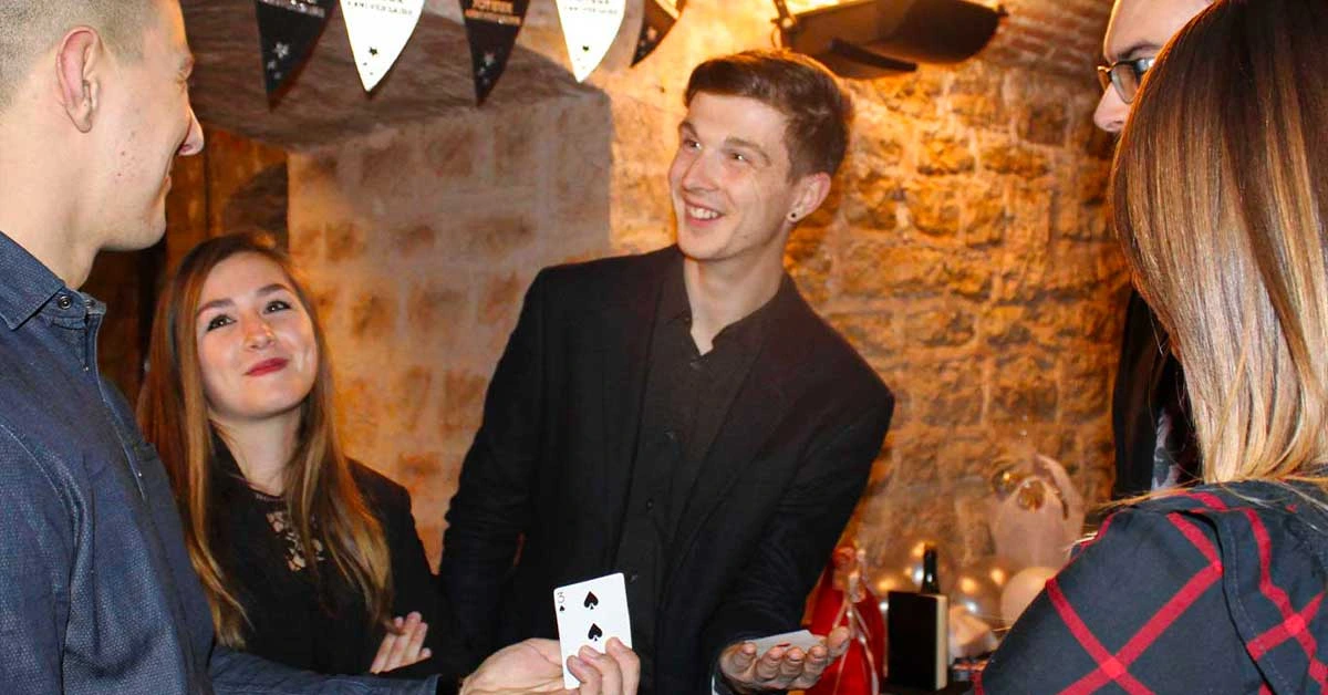 Sébastien Pieta réalise un spectacle de magie à domicile durant un anniversaire à Toul