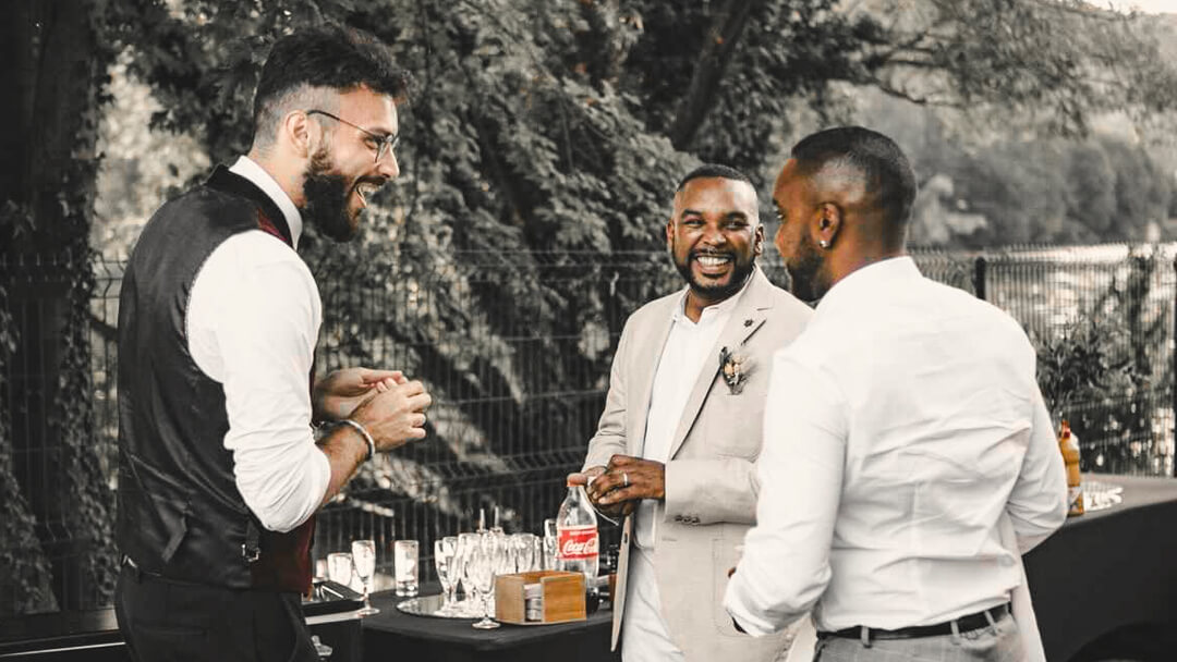 sebastien pieta qui fait sourire des convives a un mariage 