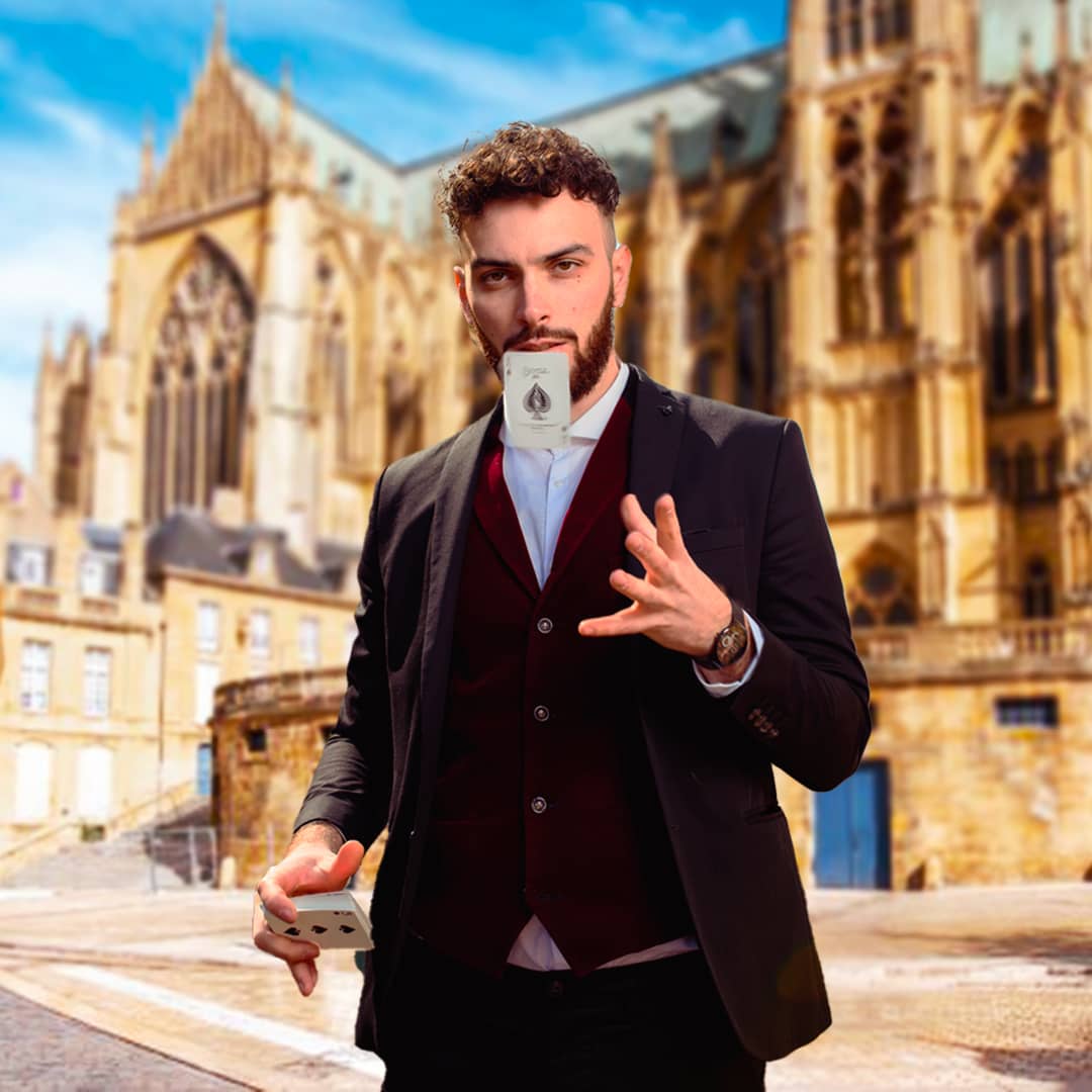 Sebastien Pieta devant la cathédrale de Metz qui fait léviter une carte 
